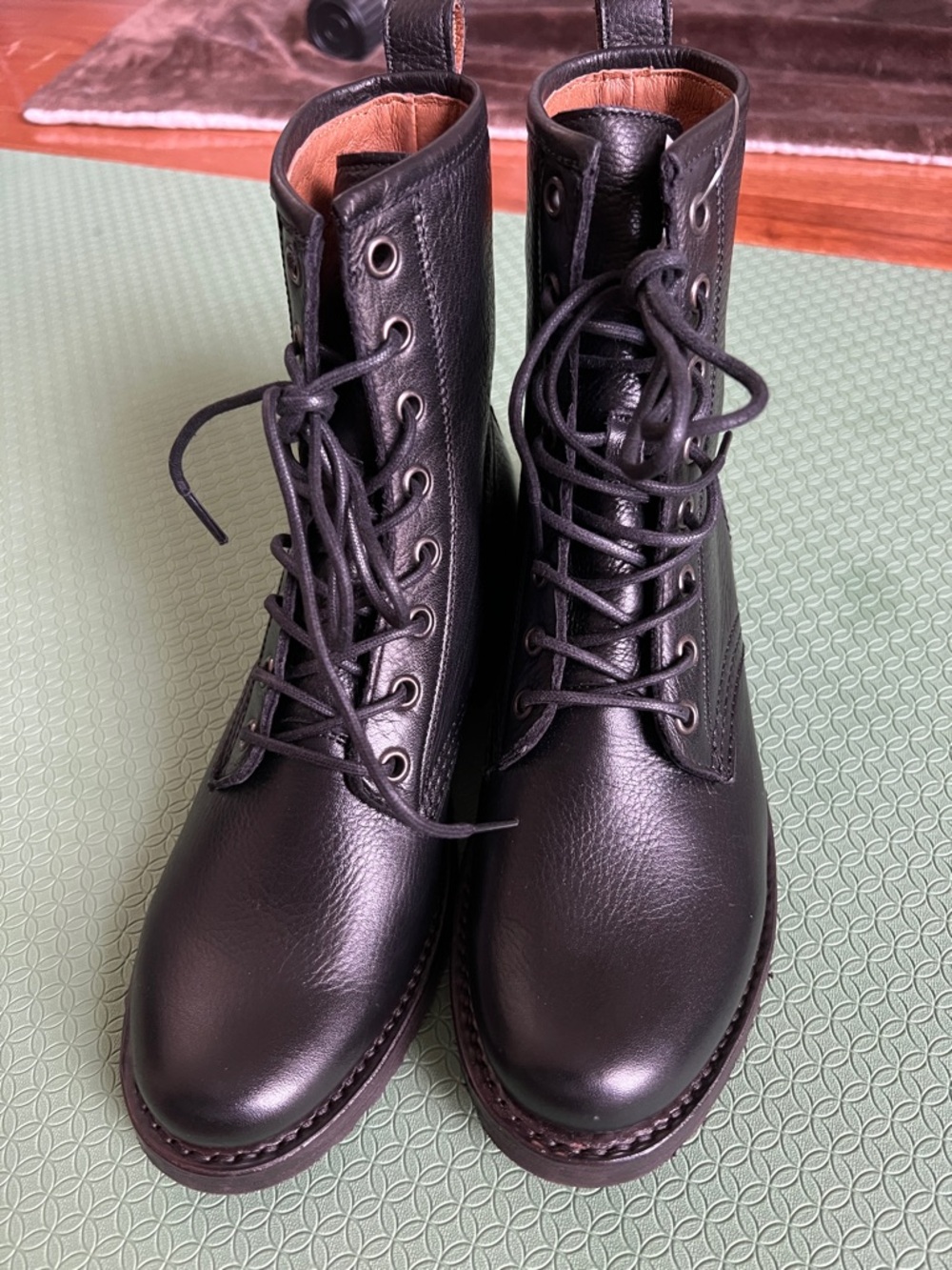Band new Frye Black Leather Lace-Up Ankle Boots
Please give me your offer ~
